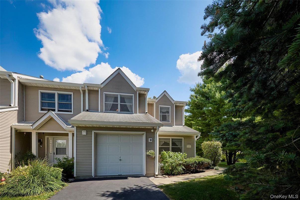 Attached, Exterior, Facade, American Craftsman