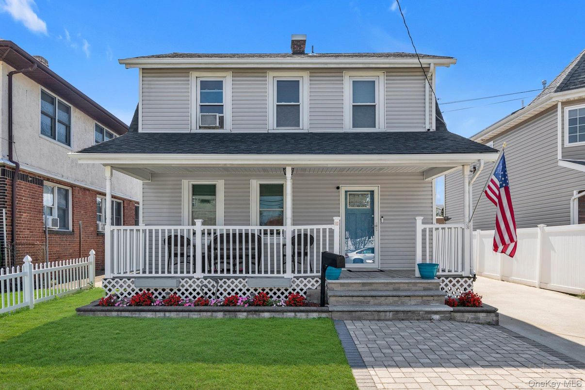 Exterior, Facade, American Foursquare