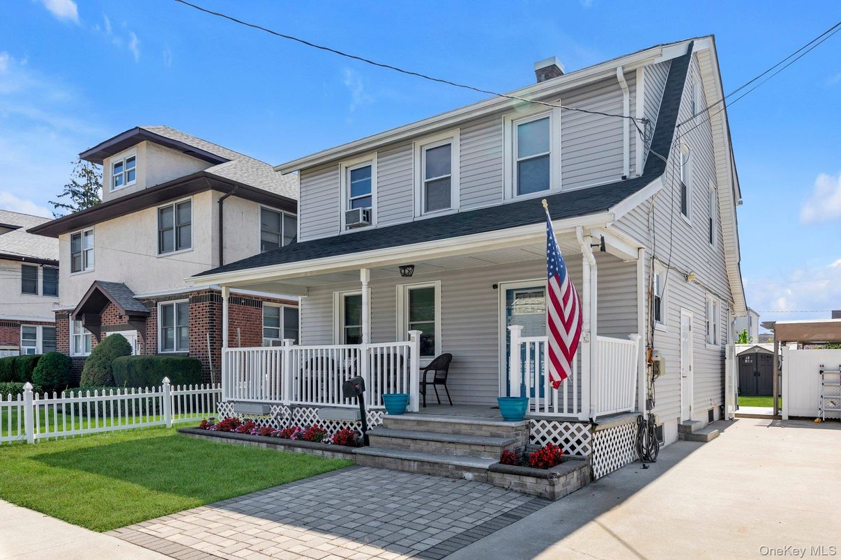 Exterior, Facade, American Foursquare
