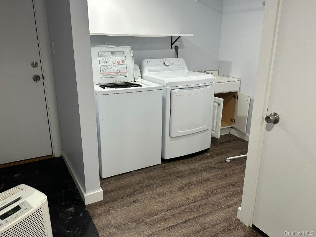 Interior, Washer, Wood Texture Flooring