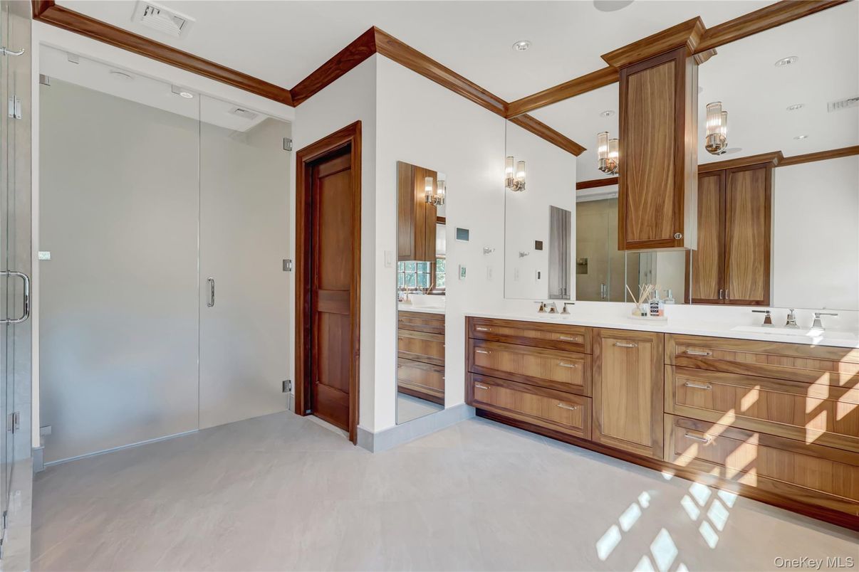 Bathroom, Dual Sink Vanities, Interior, Recessed Lighting