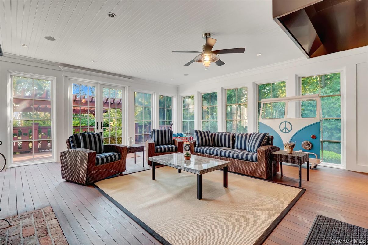 Interior, Living room, Recessed Lighting, Sun Room, Wood Texture Flooring