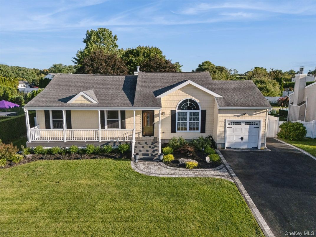Attached, Exterior, Facade, Cape Cod