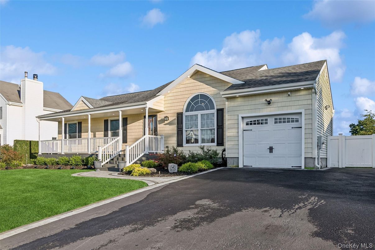 Attached, Exterior, Facade, Farmhouse