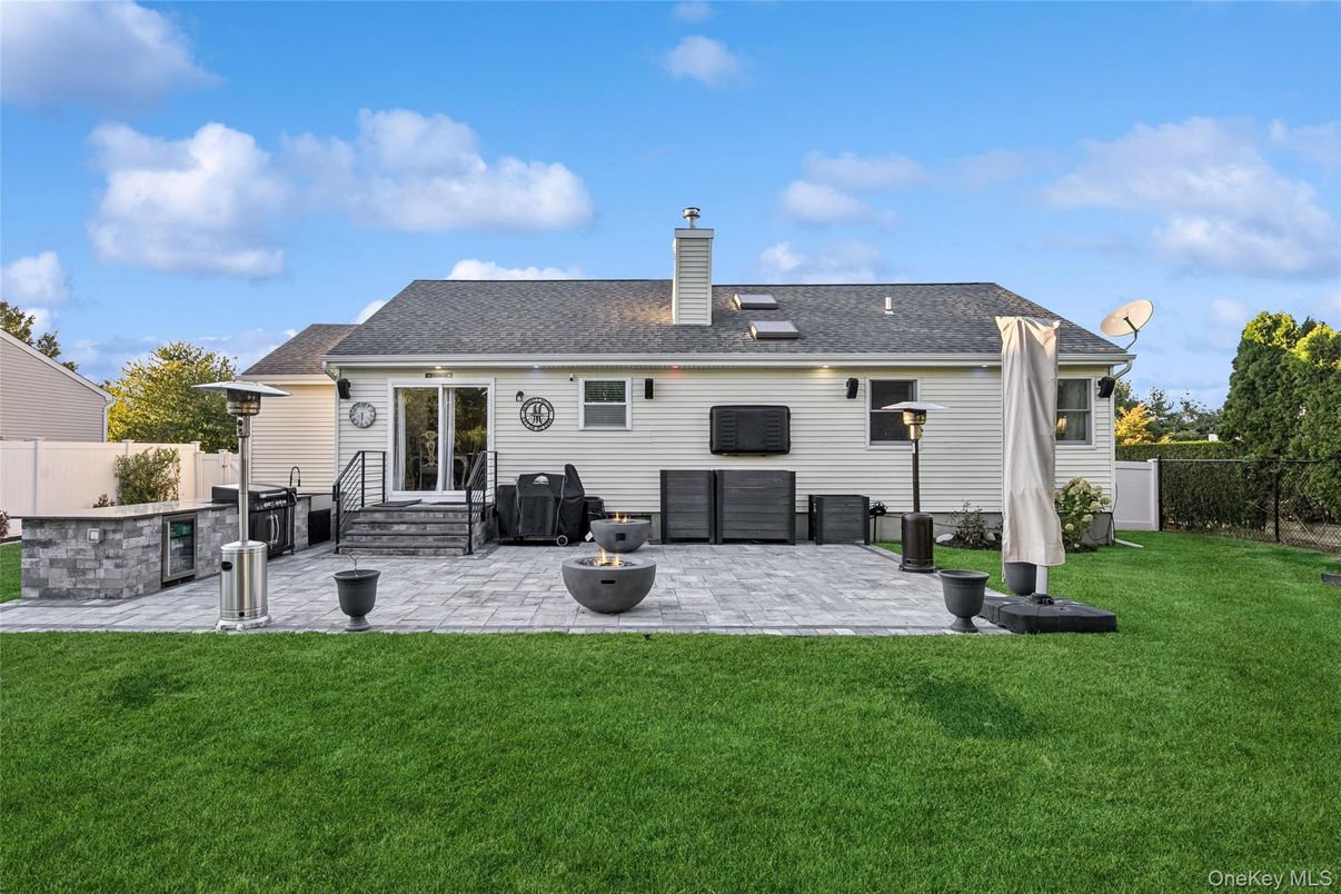 Backyard, Exterior, Outdoor Kitchen