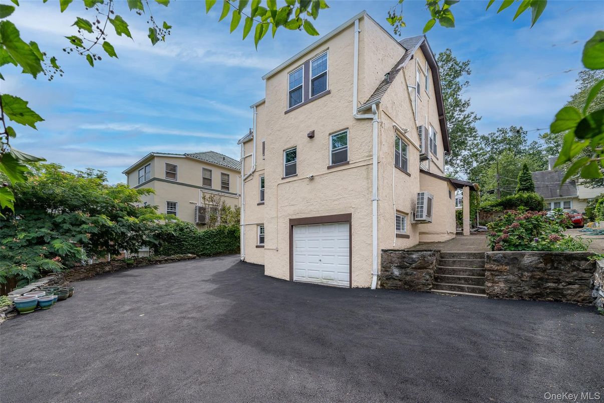 Attached, Exterior, Facade, Rowhouse