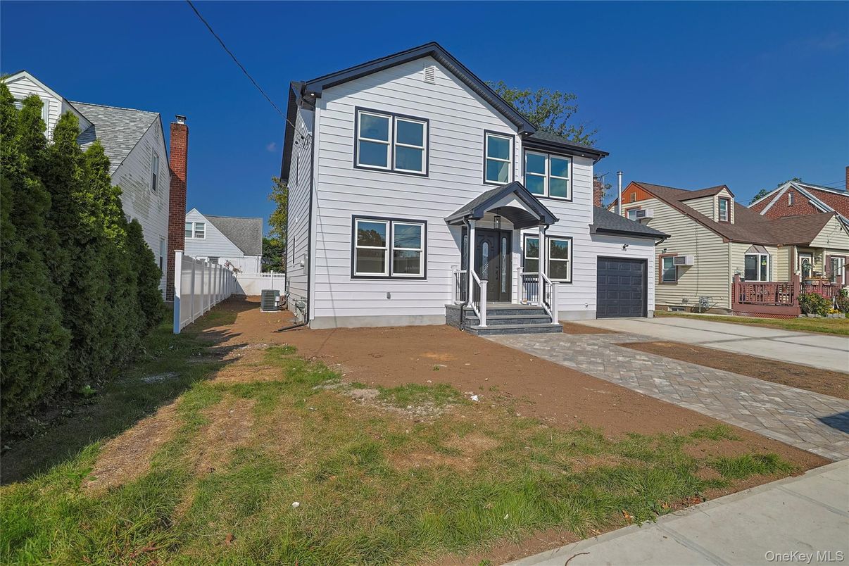 Attached, Exterior, Facade, Queen Anne Victorian