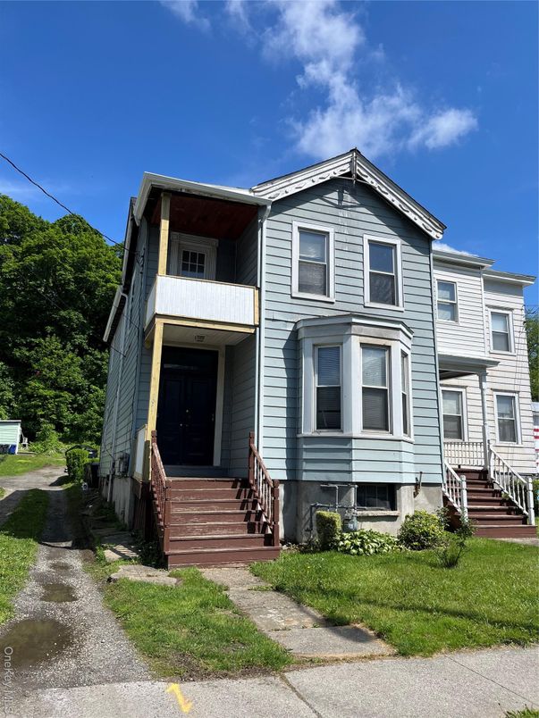 Exterior, Facade, Rowhouse