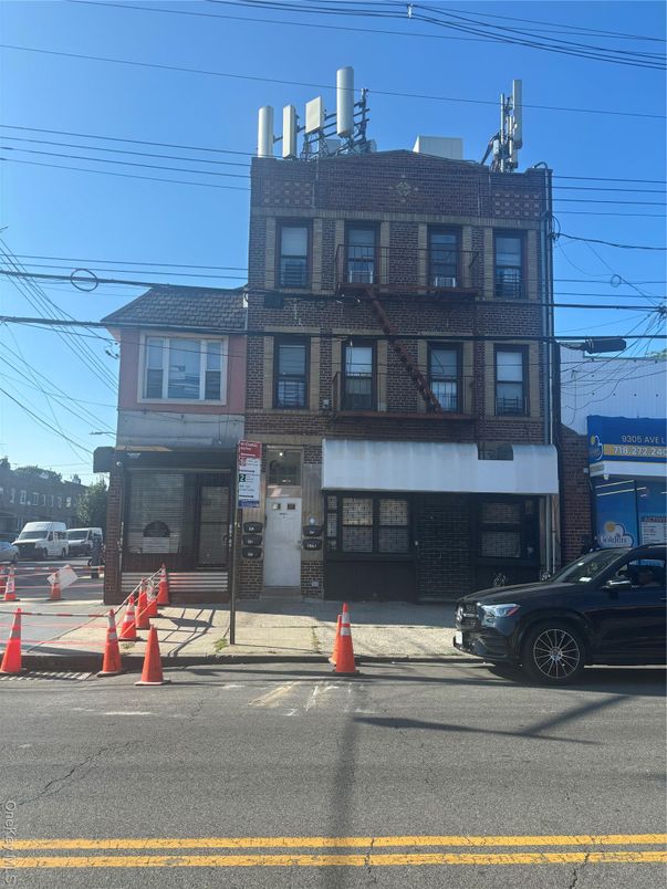 Attached, Exterior, Facade, Rowhouse