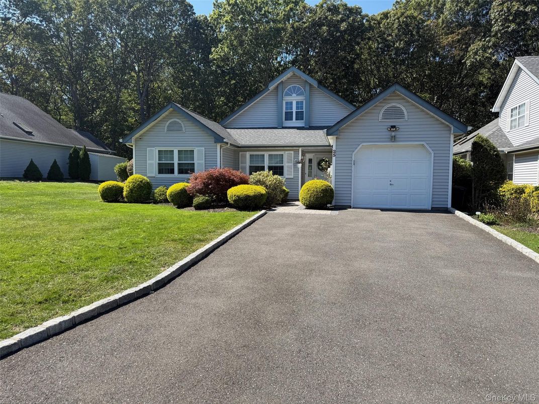 Attached, Exterior, Facade, Ranch