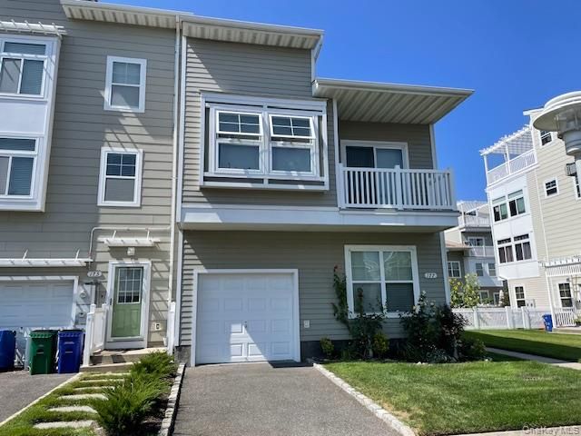 Attached, Exterior, Facade, Rowhouse
