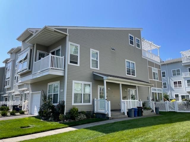 Attached, Exterior, Facade, Rowhouse