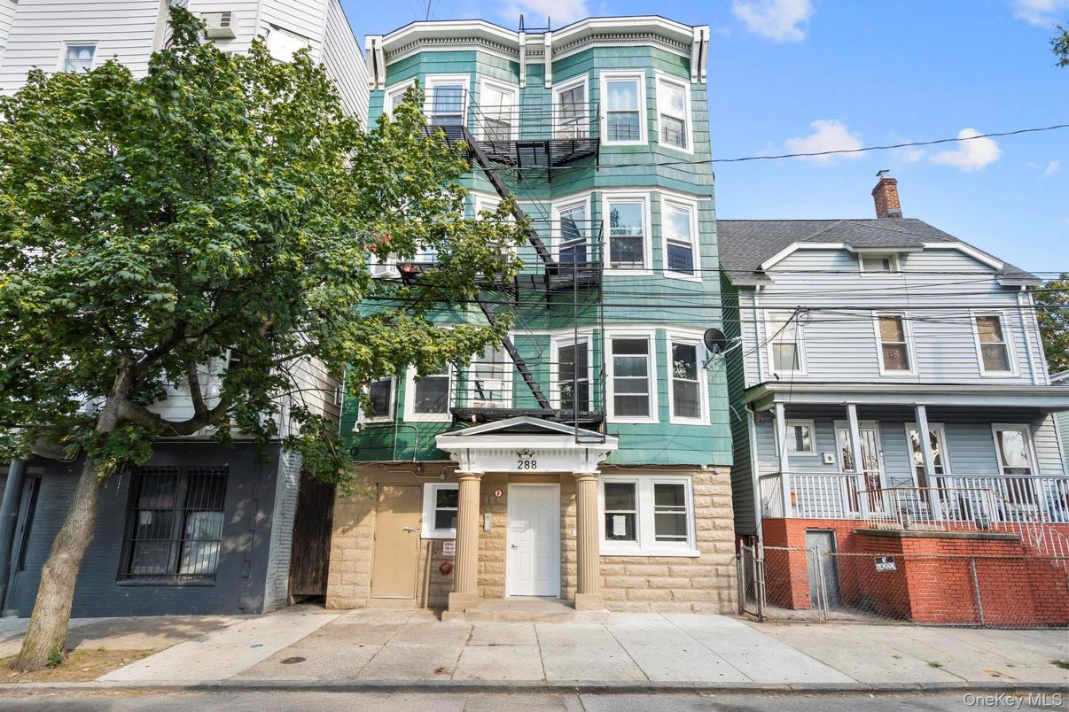 Exterior, Facade, Rowhouse