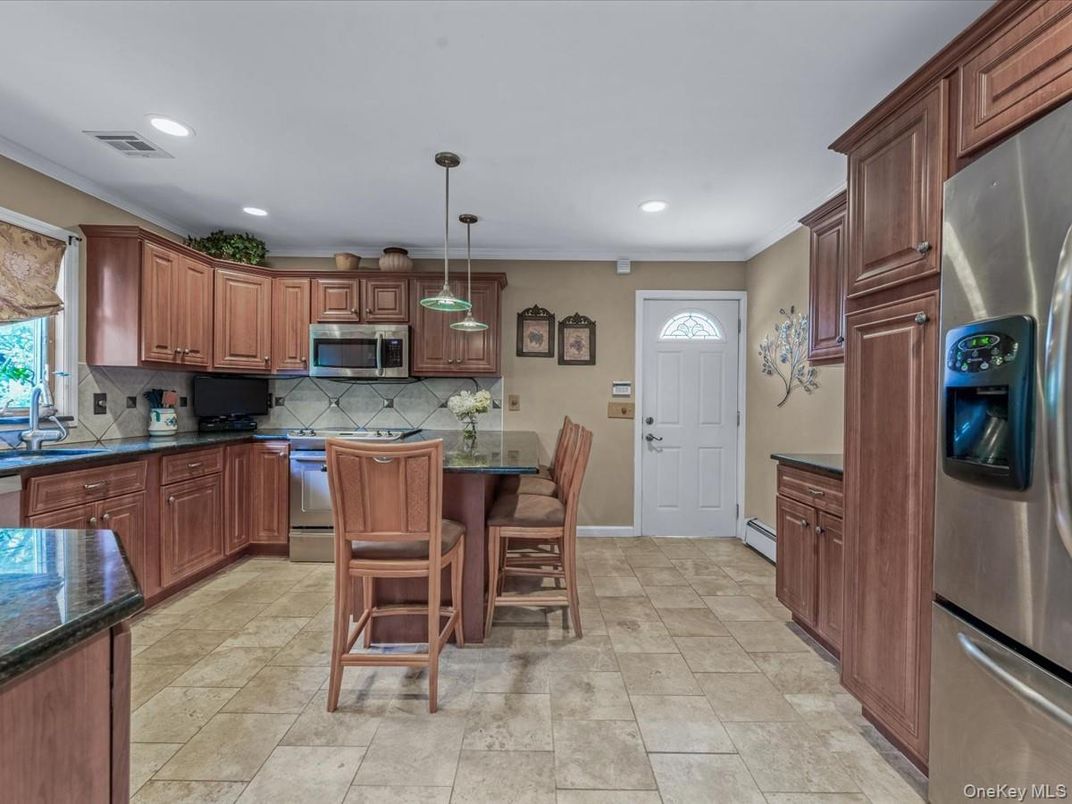 Dining room, Interior, Kitchen, Pendant Lights, Recessed Lighting, Stainless Steel Appliances