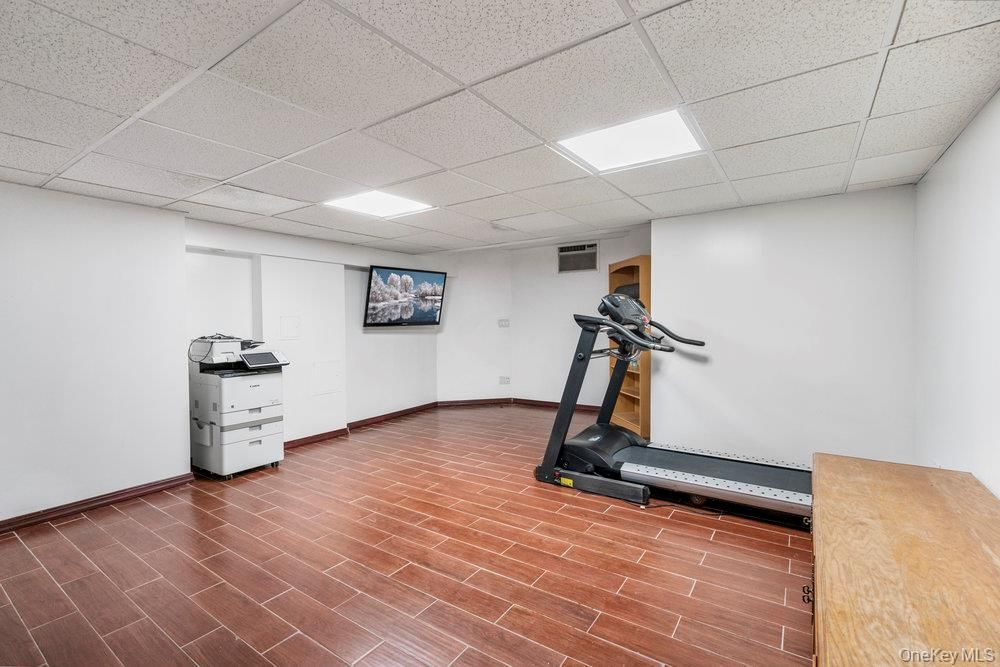 Fitness Equipment, Interior, Recessed Lighting, Wood Texture Flooring