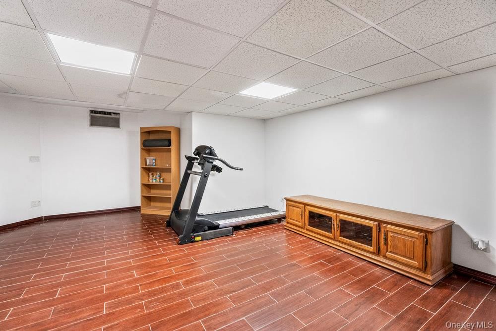 Fitness Equipment, Interior, Recessed Lighting, Wood Texture Flooring