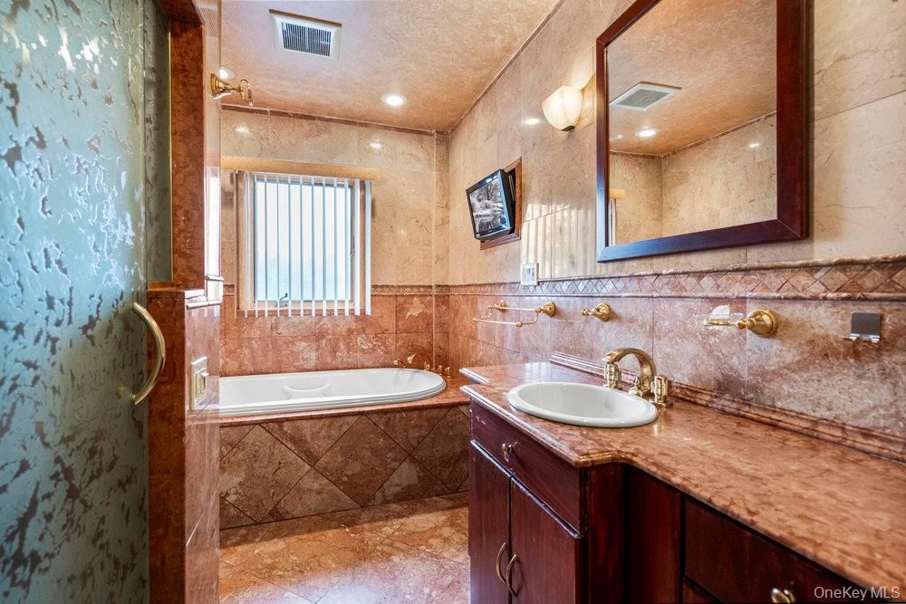 Bathroom, Interior, Recessed Lighting