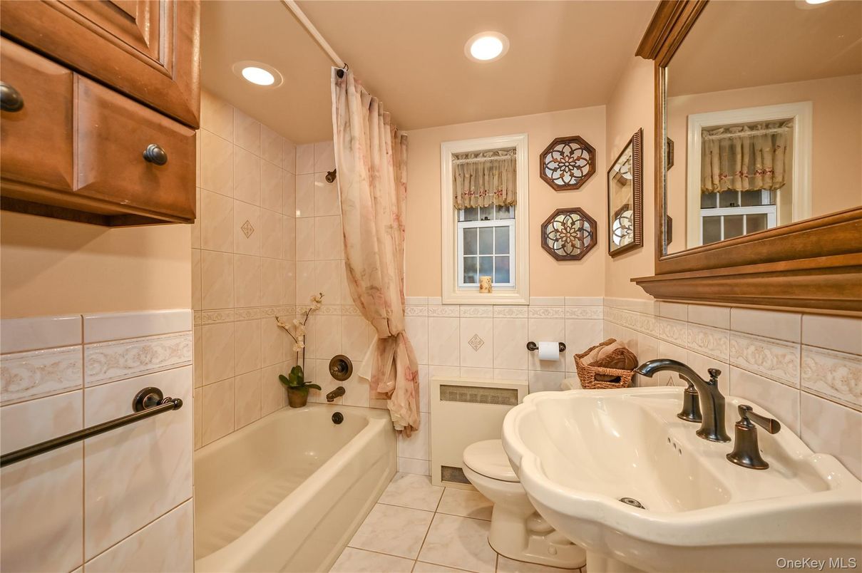 Bathroom, Interior, Recessed Lighting