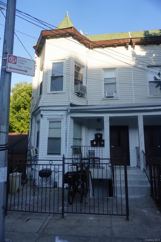 Exterior, Facade, Queen Anne Victorian