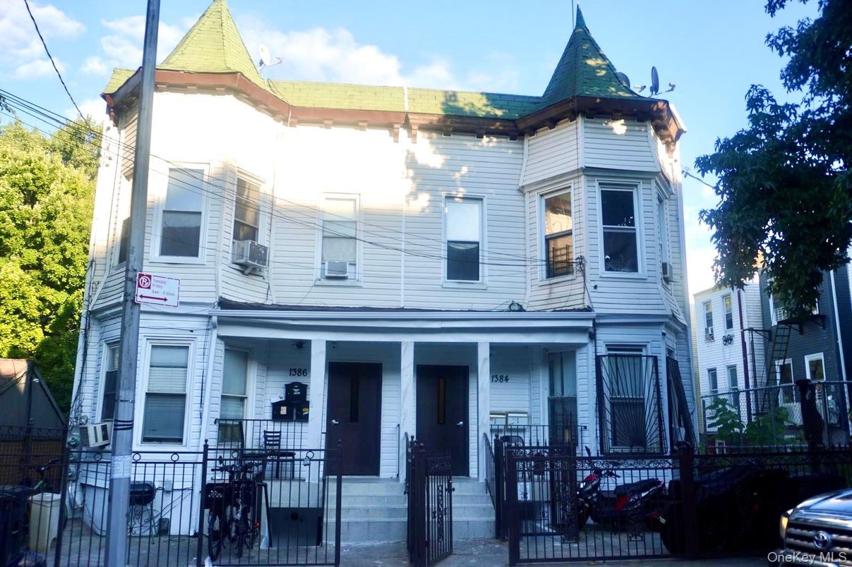 Exterior, Facade, Queen Anne Victorian