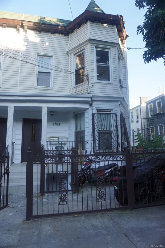 Exterior, Facade, Queen Anne Victorian
