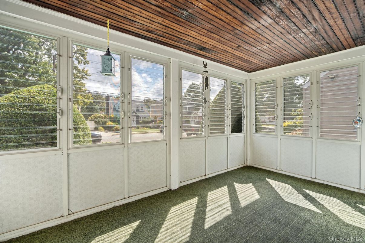 Empty room, Interior, Sun Room, Wooden Ceilings