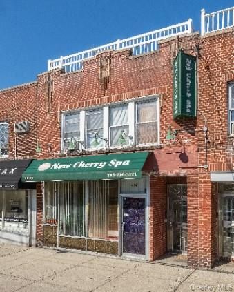 Exterior, Facade, Brick Facade, Rowhouse