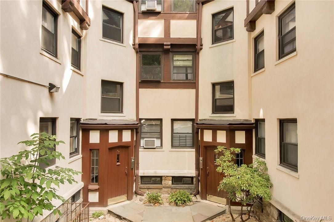Exterior, Facade, Rowhouse
