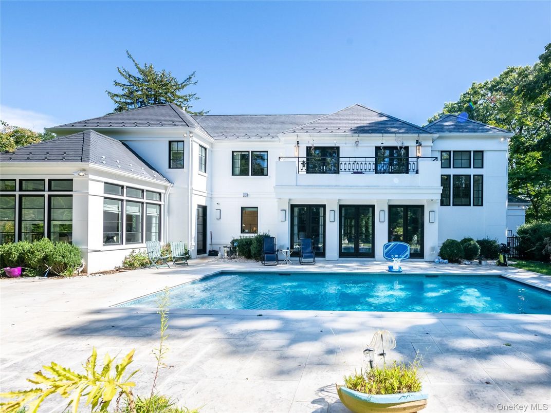 Exterior, Facade, Pool, Farmhouse
