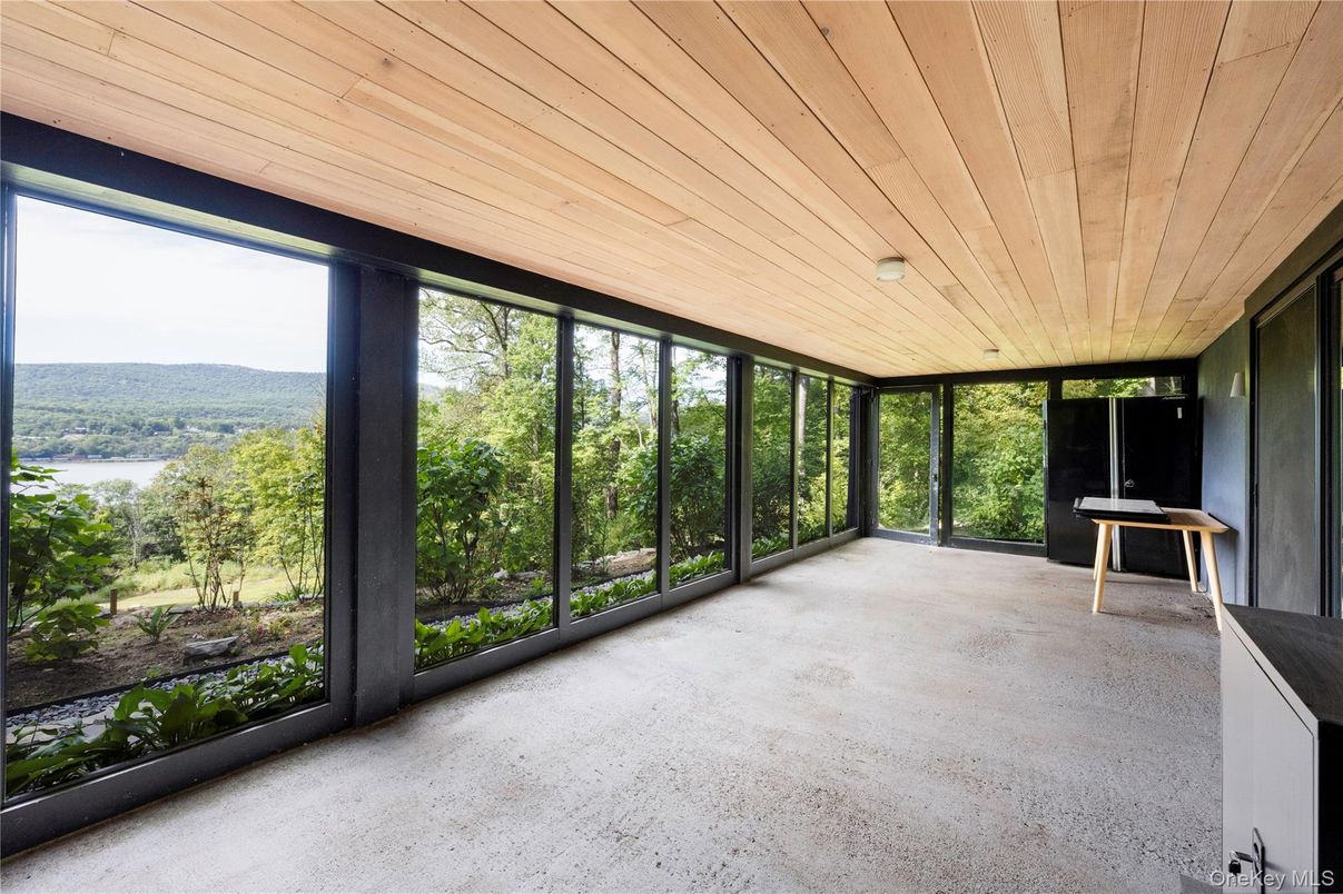 Empty room, Interior, Sun Room, Wooden Ceilings