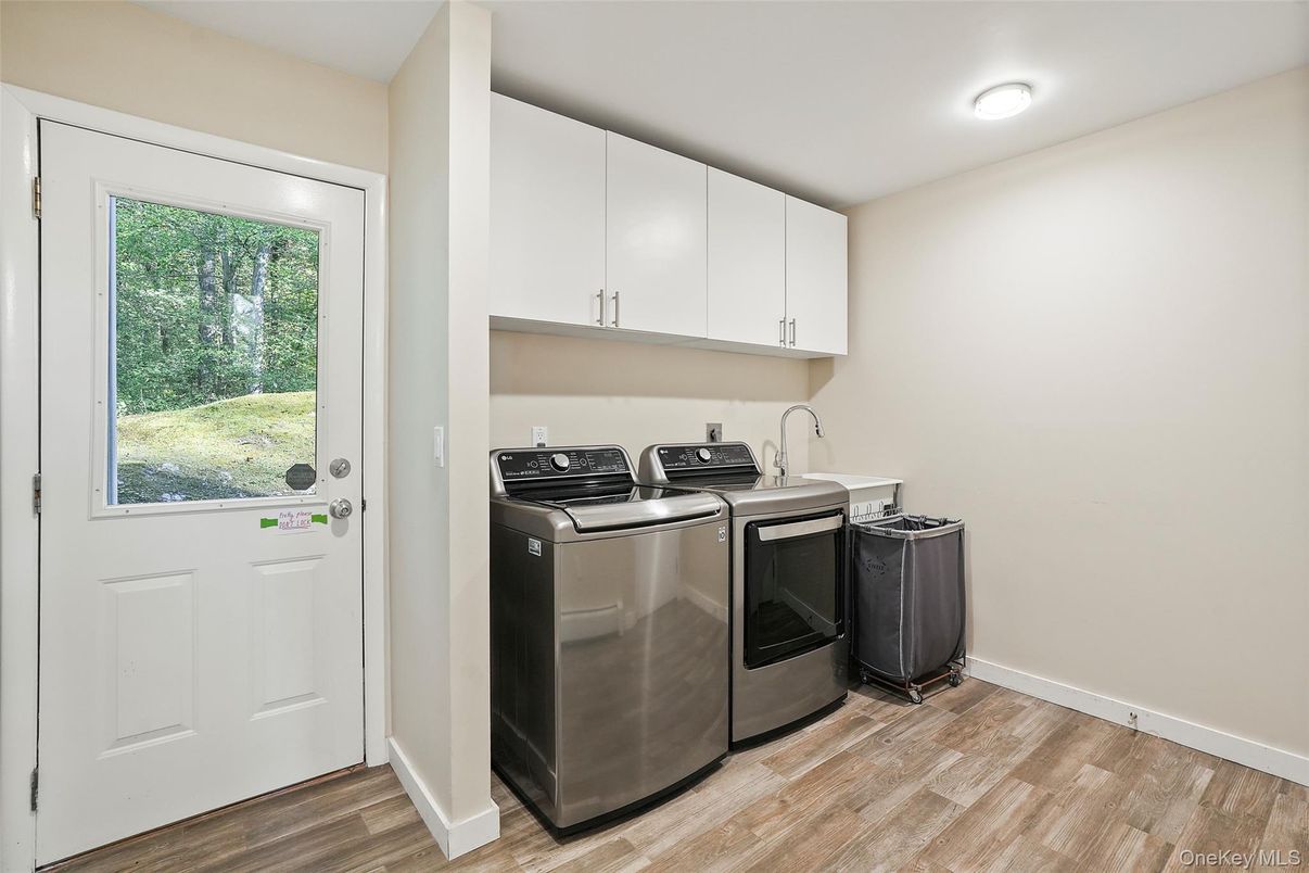 Interior, Recessed Lighting, Washer, Wood Texture Flooring