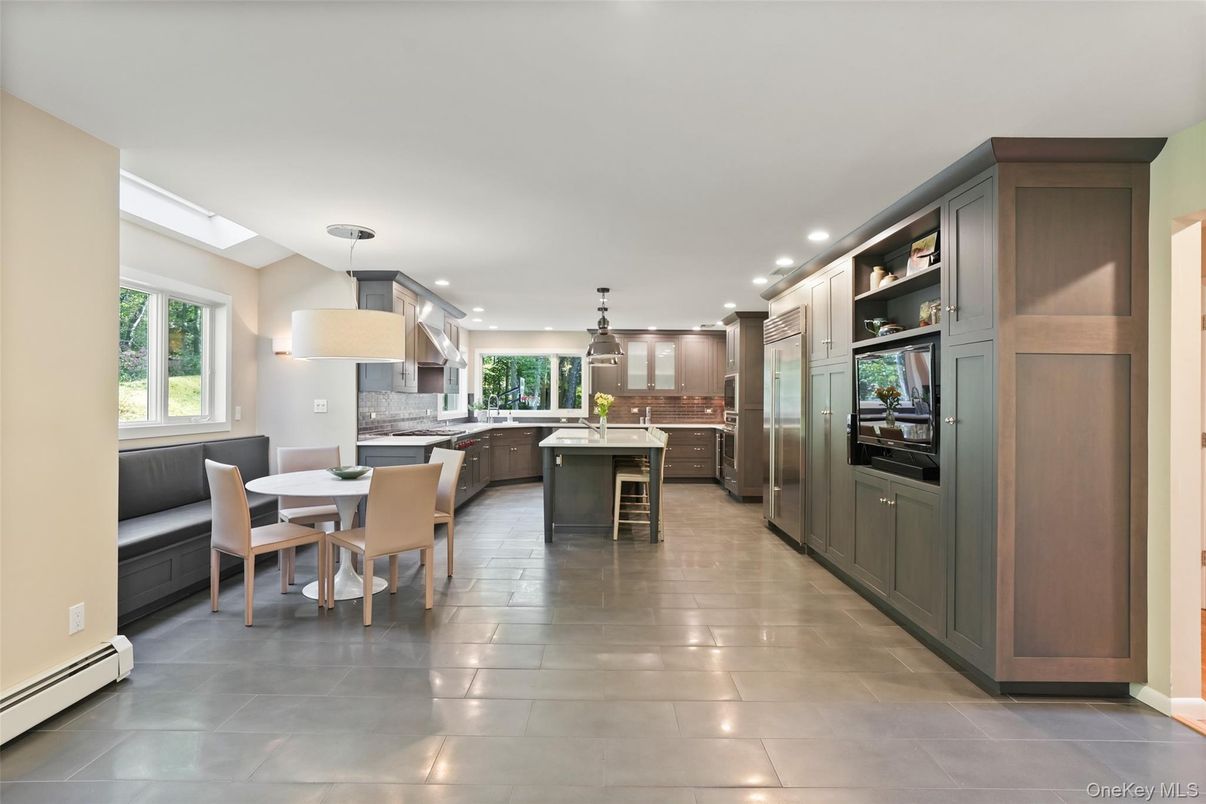 Dining room, Interior, Kitchen, Pendant Lights, Recessed Lighting, Stainless Steel Appliances