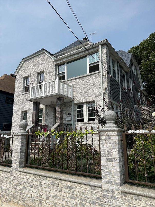 Exterior, Facade, Rowhouse