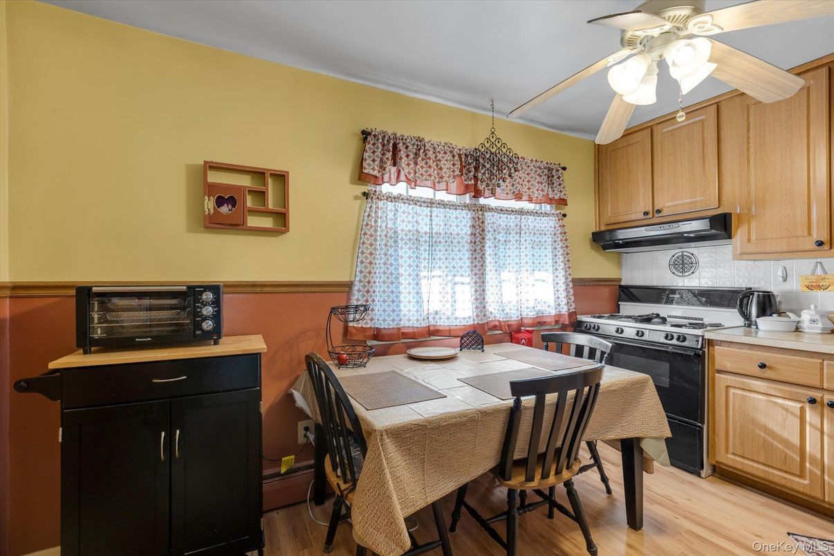 Dining room, Interior, Kitchen, Stainless Steel Appliances, Wood Texture Flooring