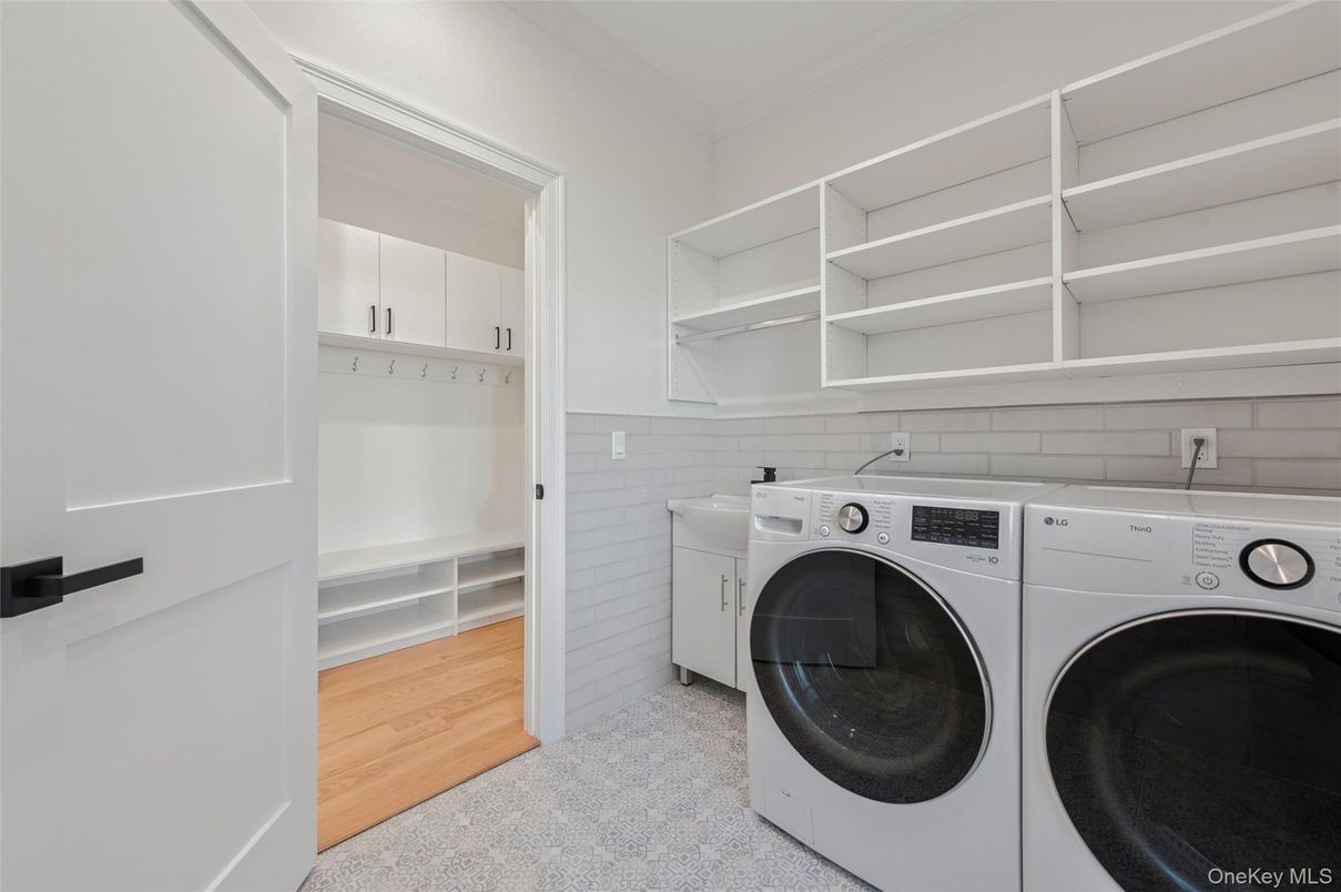 Interior, Washer, Wood Texture Flooring