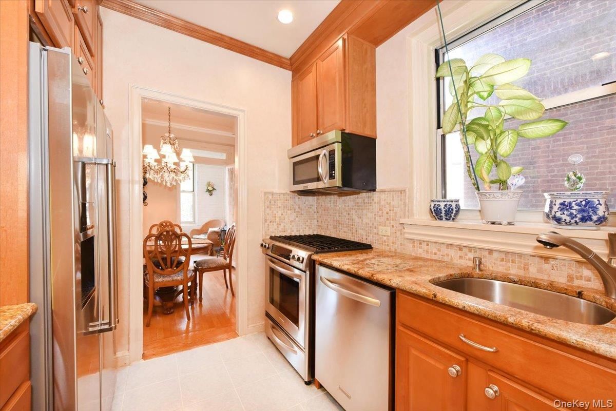 Chandelier, Dining room, Interior, Kitchen, Recessed Lighting, Stainless Steel Appliances, Wood Texture Flooring