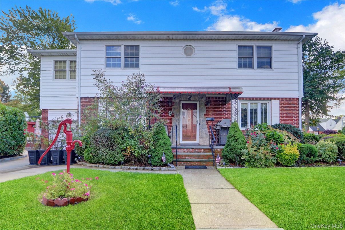 Exterior, Facade, Brick Facade, Raised Ranch