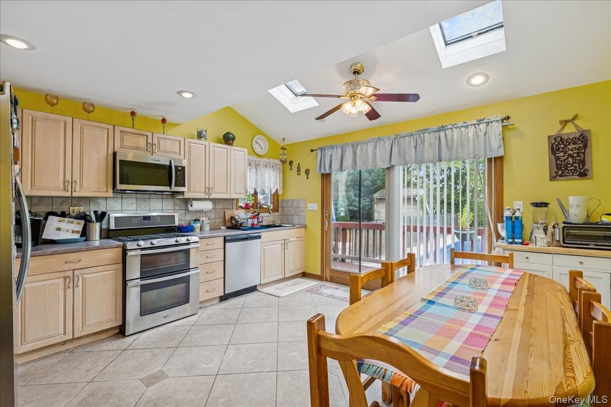 Dining room, Interior, Kitchen, Recessed Lighting, Stainless Steel Appliances