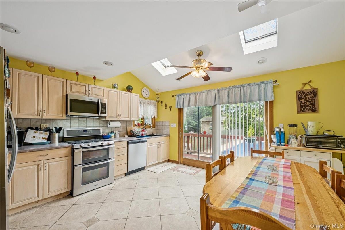 Dining room, Interior, Kitchen, Stainless Steel Appliances