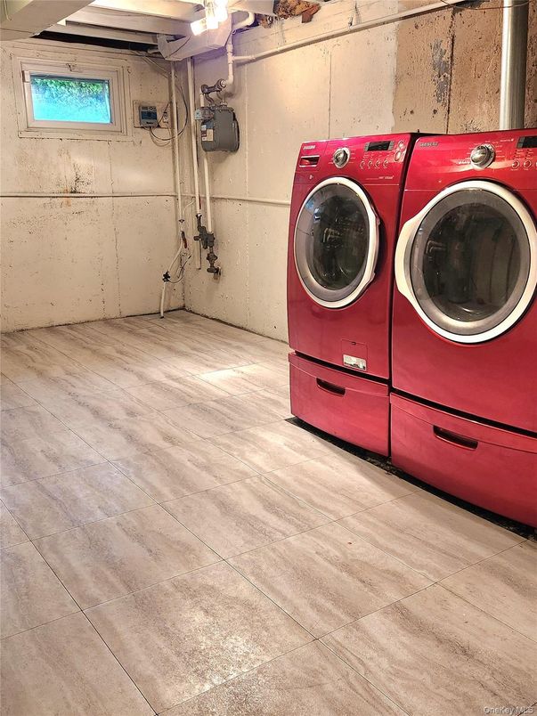 Interior, Washer, Wood Texture Flooring