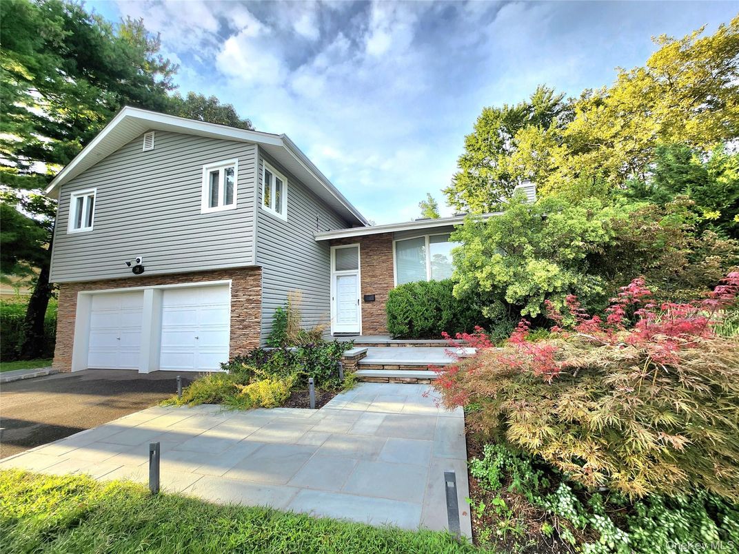 Attached, Exterior, Facade, Brick Facade, Split Level