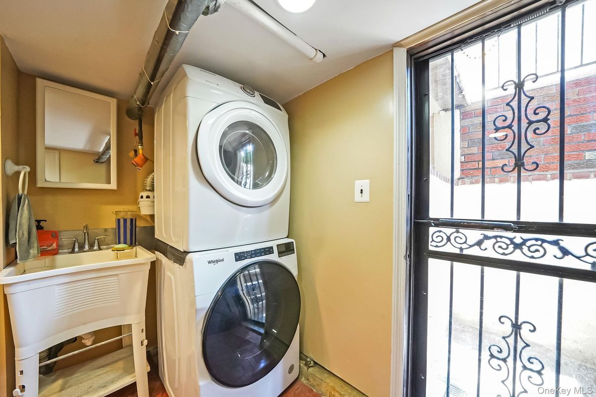 Interior, Utility Closets, Washer, Wood Texture Flooring