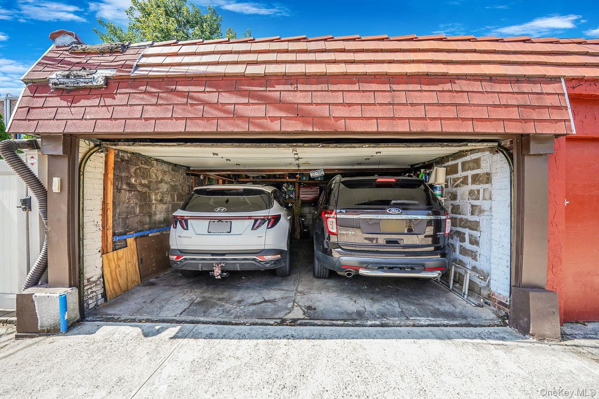 Exterior, Garage