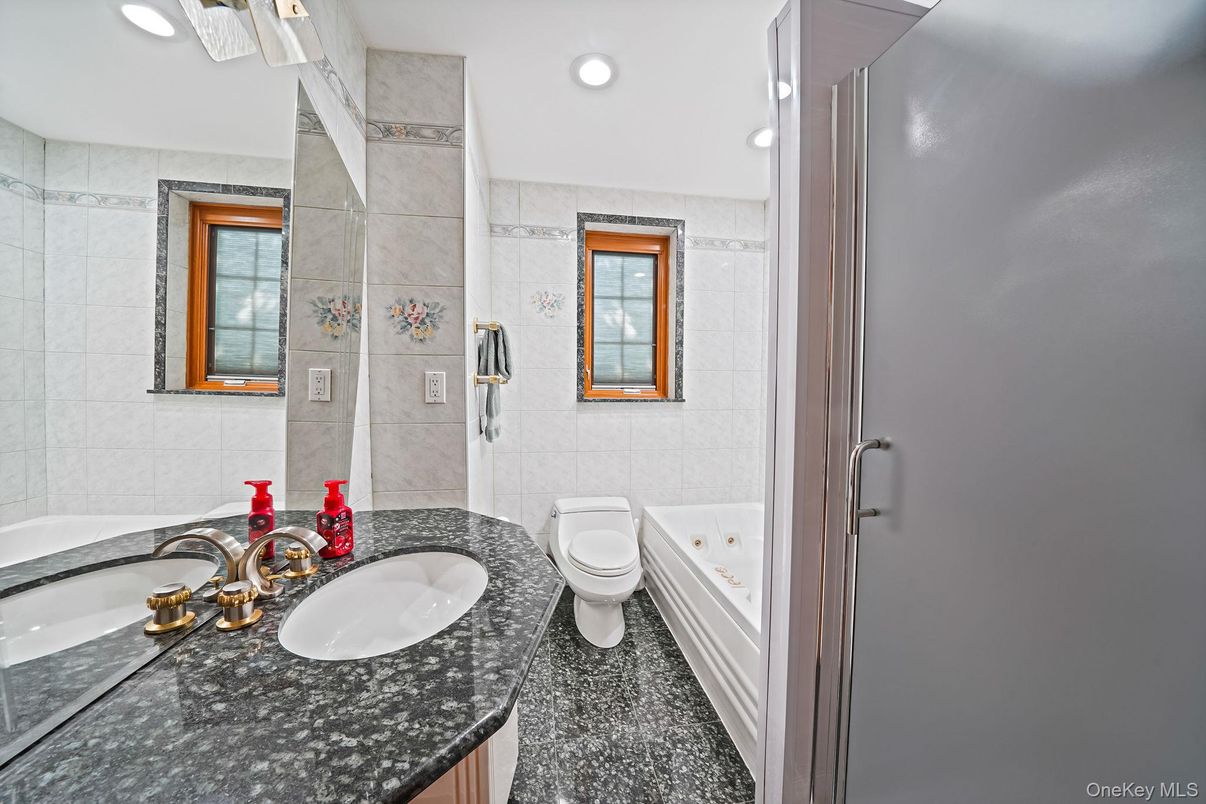 Bathroom, Dual Sink Vanities, Interior, Recessed Lighting