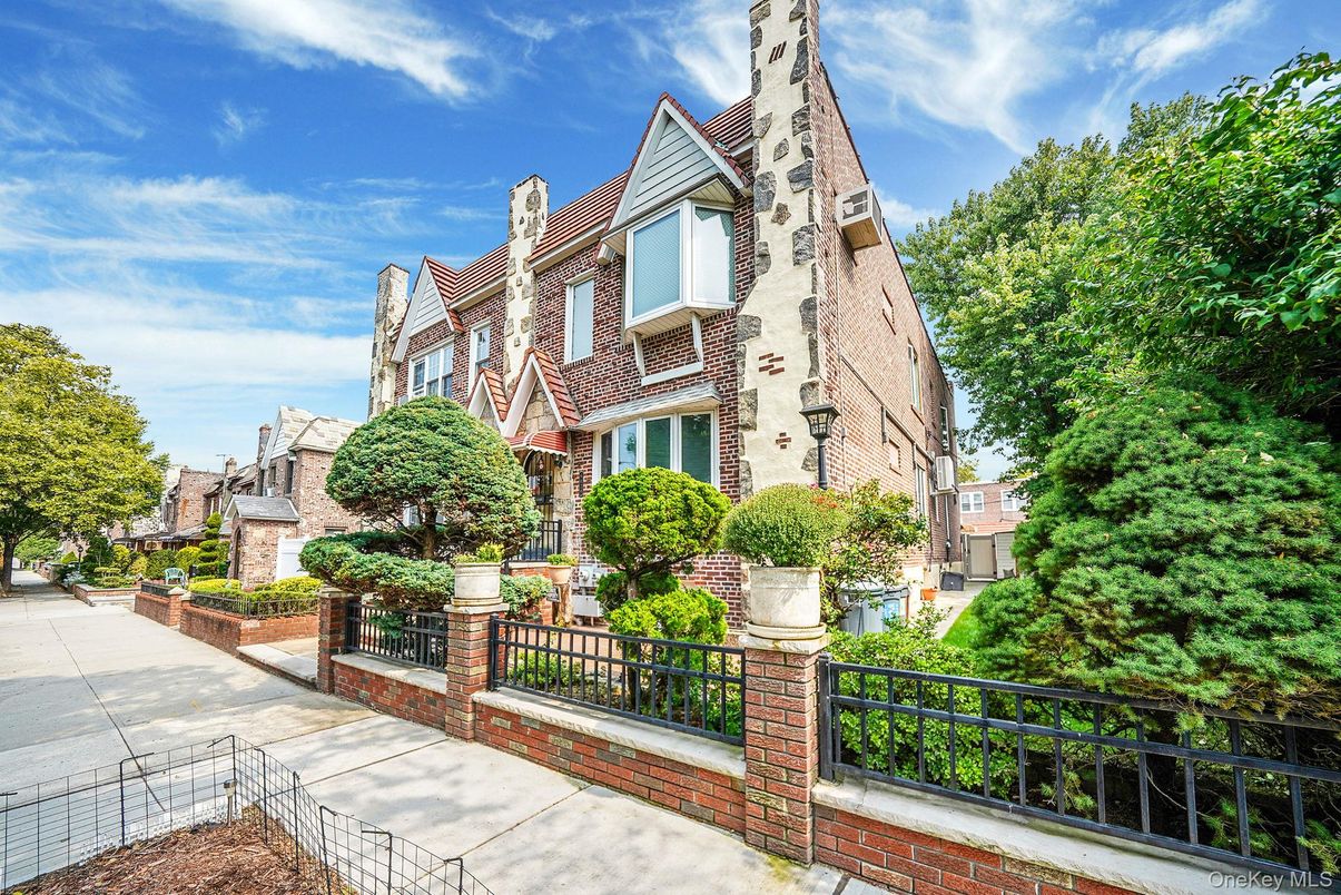 Exterior, Facade, Brick Facade, Rowhouse