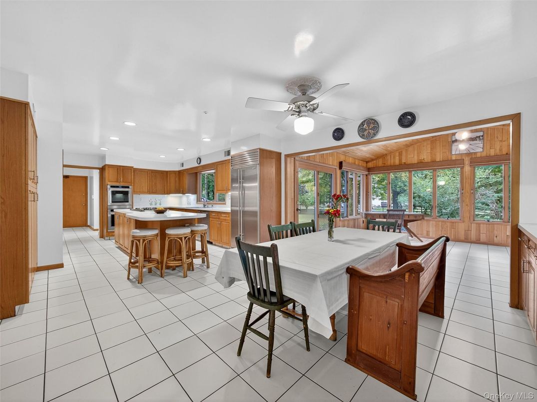 Dining room, Interior, Kitchen, Recessed Lighting, Stainless Steel Appliances