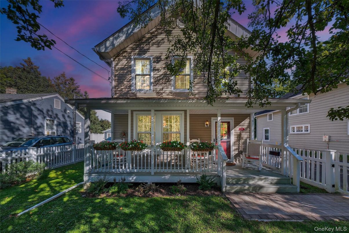 Exterior, Facade, American Foursquare