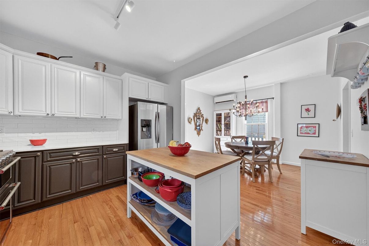 Chandelier, Dining room, Interior, Kitchen, Stainless Steel Appliances, Wood Texture Flooring