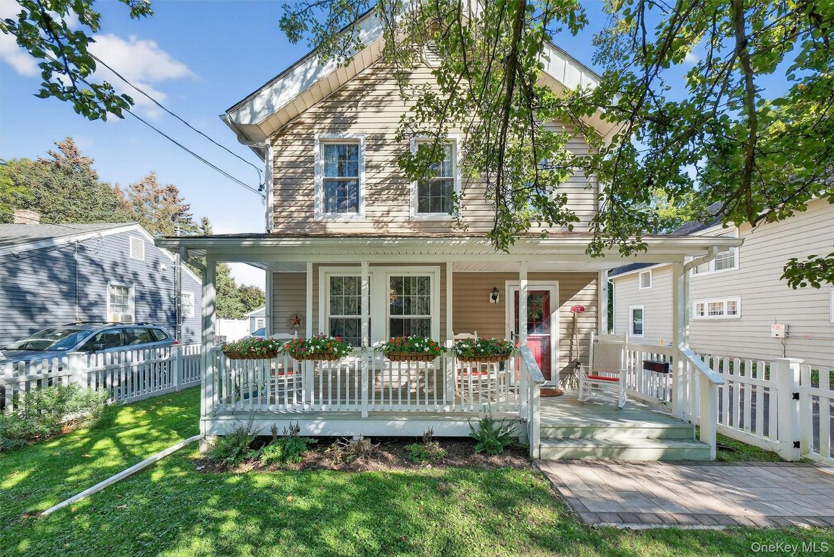 Exterior, Facade, American Foursquare
