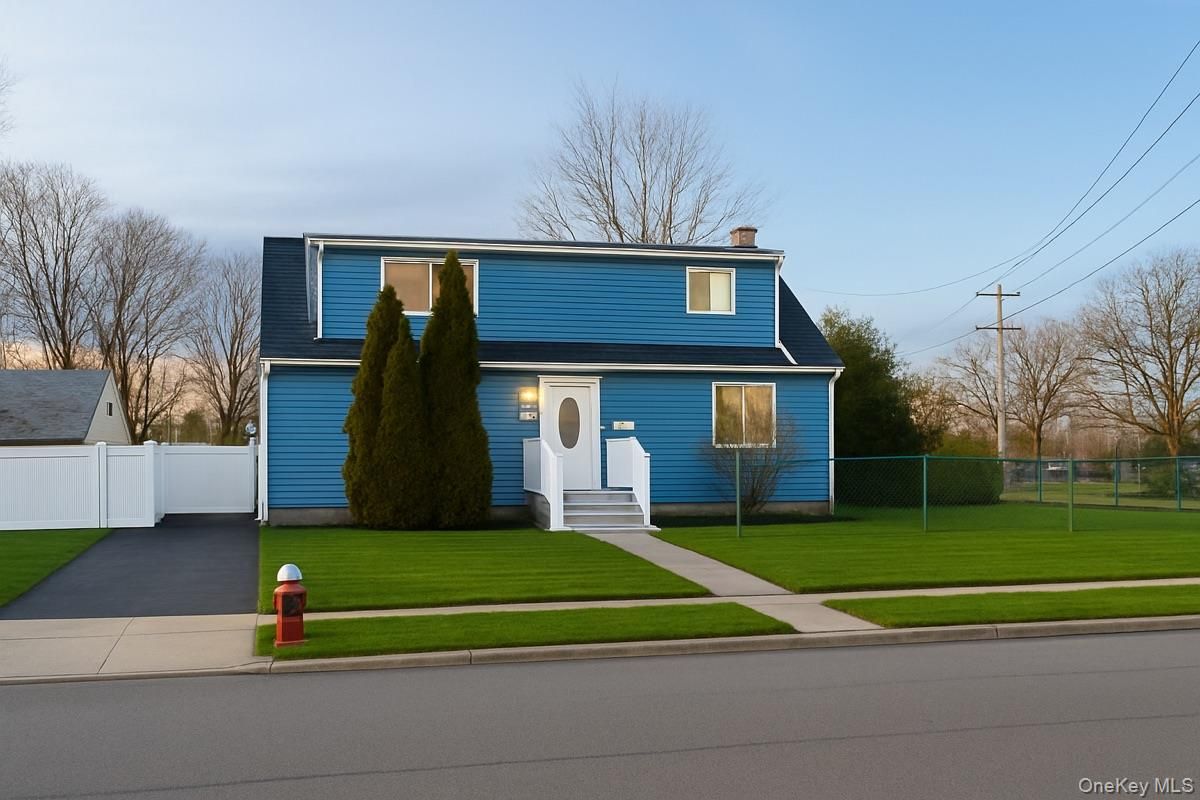 Exterior, Facade, American Foursquare